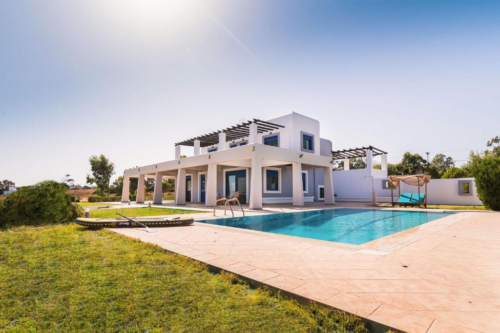 Bazén v ubytování The "Perfect Beach House" Villa nebo v jeho okolí