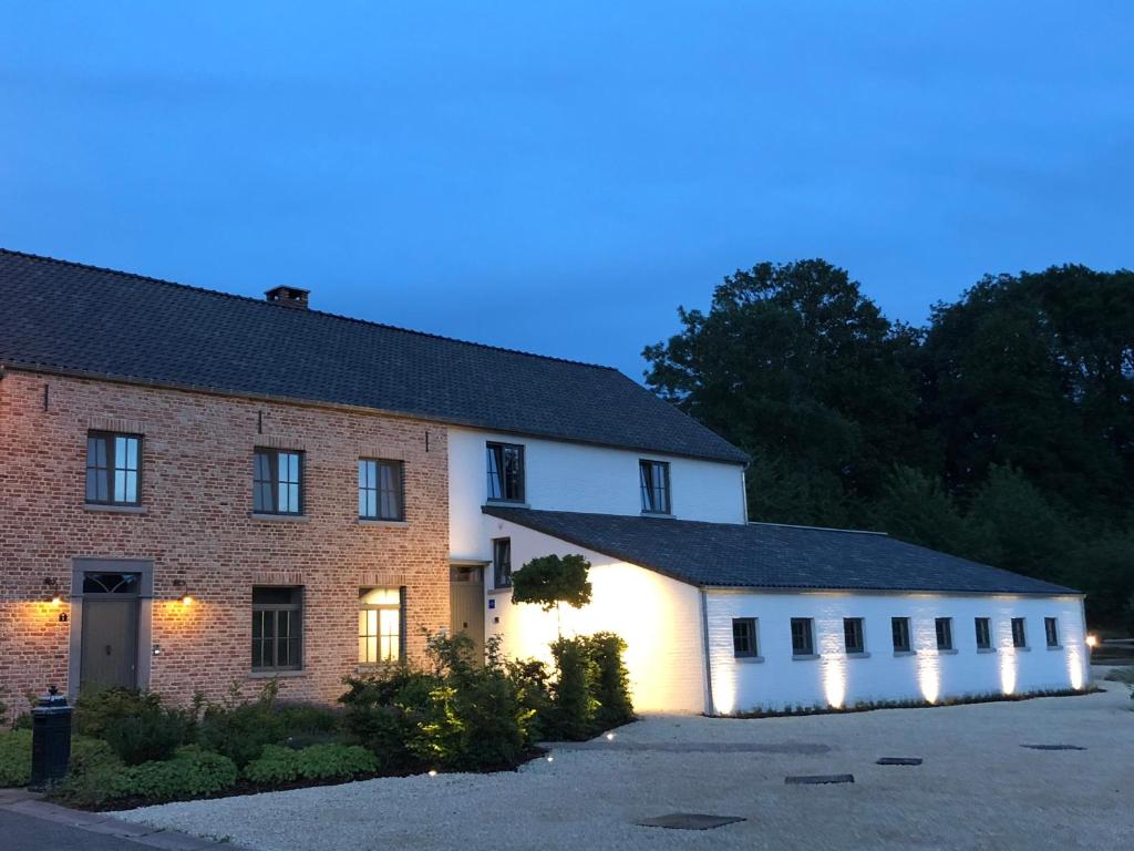 um grande edifício de tijolos com luzes em B & B De Romeinse Katzei em Borgloon