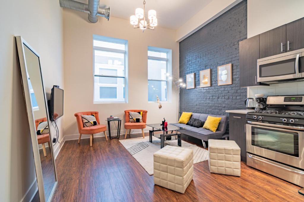 a living room with a couch and a kitchen at McCormick Place modern and cosy 420 friendly gem on Michigan avenue with optional parking for 6 guests in Chicago