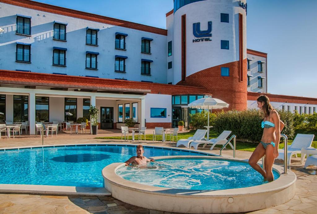 Bazén v ubytování Lu' Hotel Carbonia nebo v jeho okolí