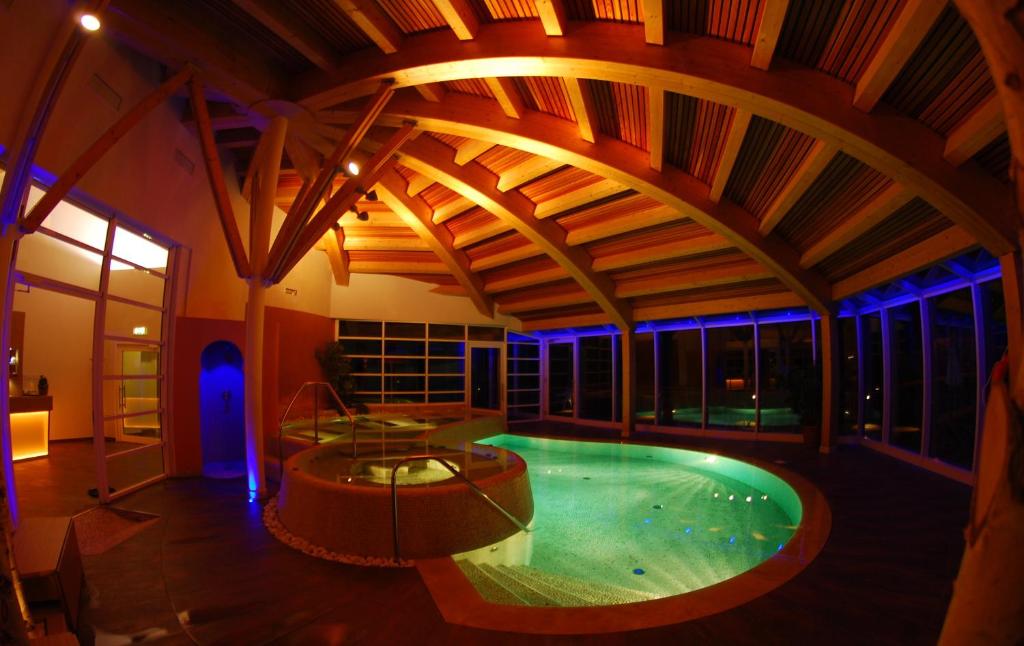 Bazén v ubytování Hotel Montana nebo v jeho okolí