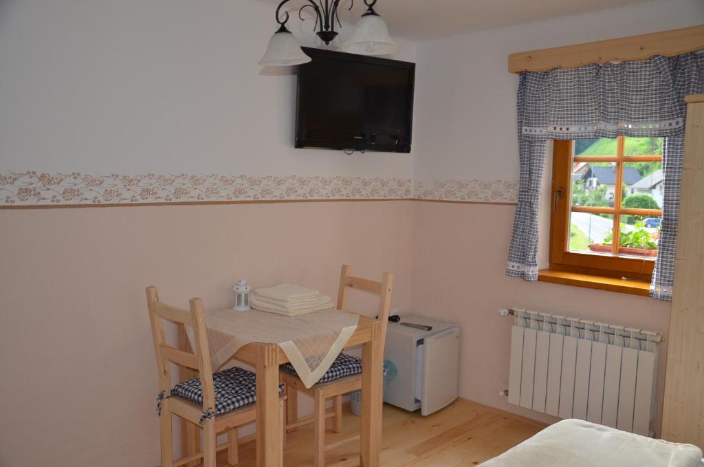 TV a/nebo společenská místnost v ubytování Farmhouse Štiftar