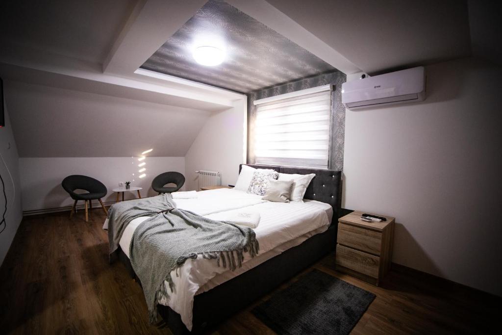 Postel nebo postele na pokoji v ubytování Marino Lux Prenoćište
