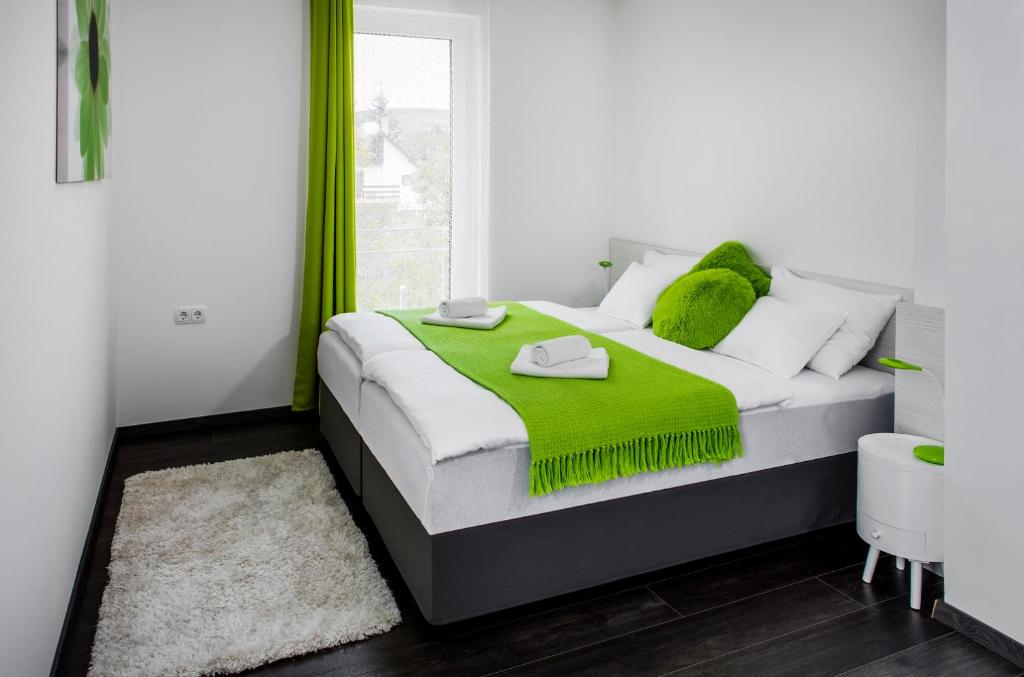 Postel nebo postele na pokoji v ubytování HOTEL CSOPAK Resort & Lake