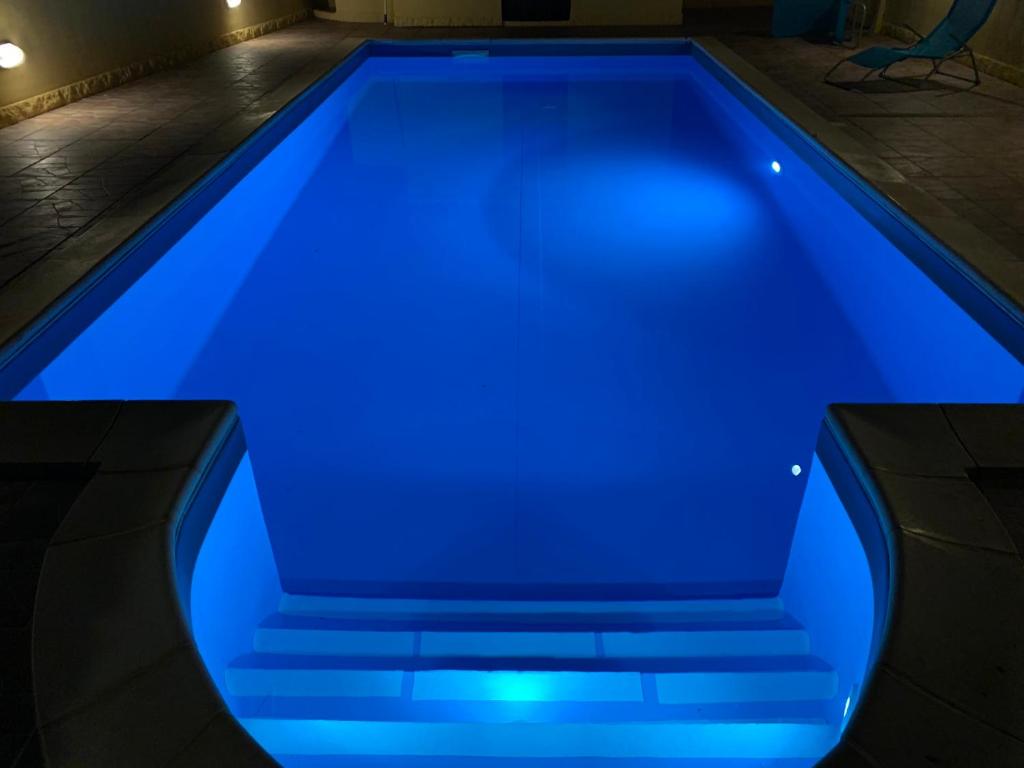 uma piscina com iluminação azul num edifício em Villa Holiday Park Stintino em Stintino