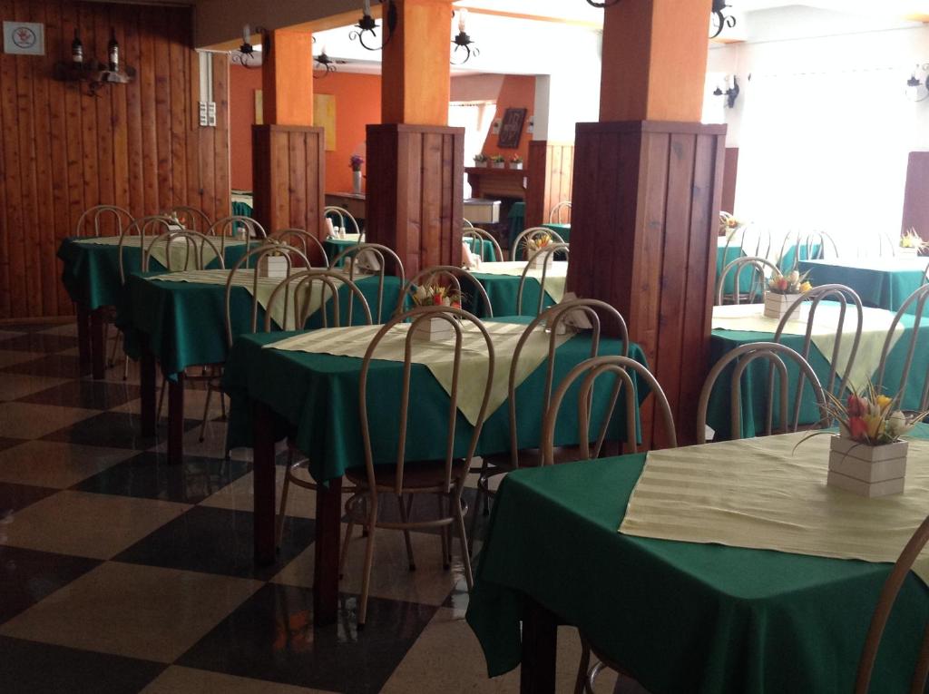 Um restaurante ou outro lugar para comer em Hotel JB