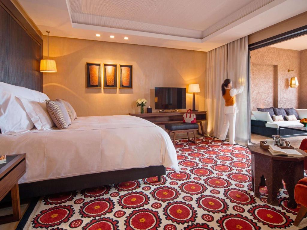 TV a/nebo společenská místnost v ubytování Fairmont Royal Palm Marrakech