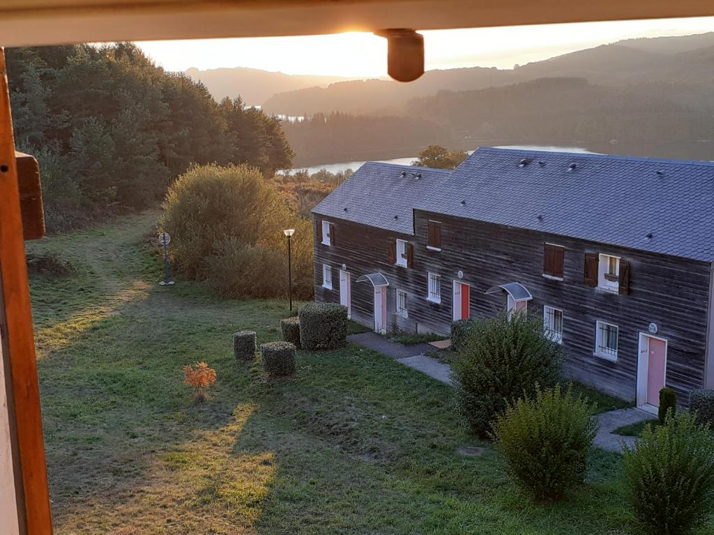 Gîte du Gua des Brasses au bord du lac de la Raviège - Maison De Deux Chambres