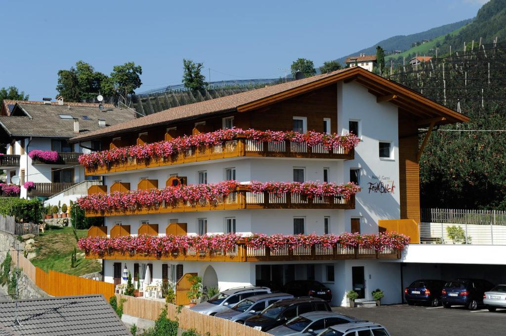 Nespecifikovaný výhled na hory nebo výhled na hory při pohledu z hotelu