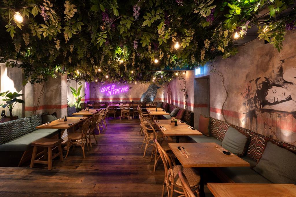 uma fila de mesas num restaurante com luzes em Hotel Monopol Luzern em Lucerna