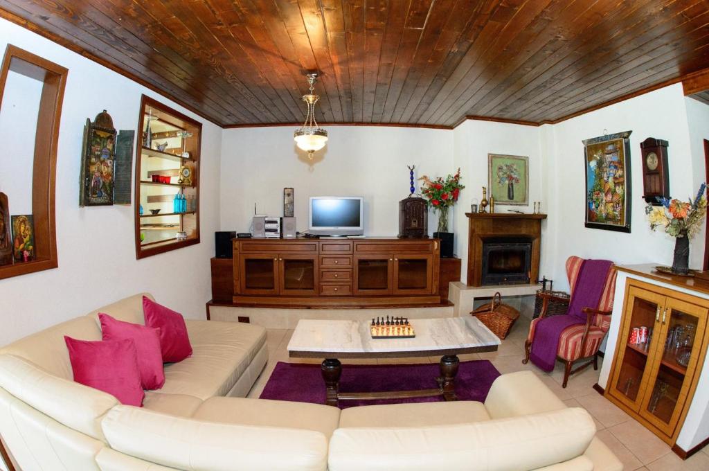 A television and/or entertainment centre at Self Catering Chalet Kulina