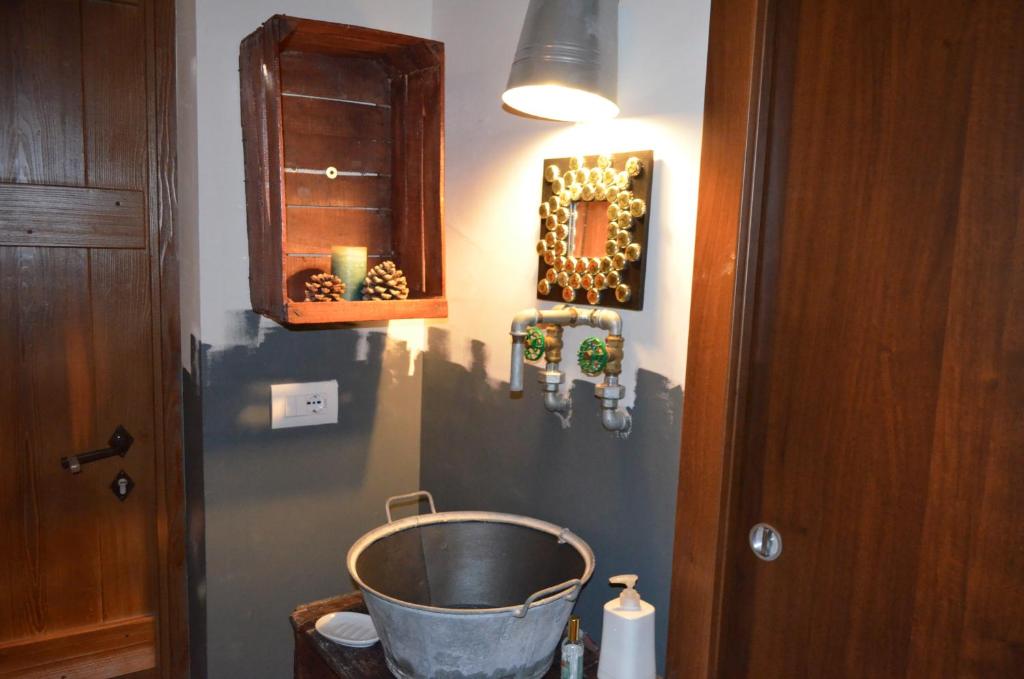 łazienka z wiadrem w rogu pokoju w obiekcie Agrilunassa Eco GuestHouse and Cottage w mieście Bordighera