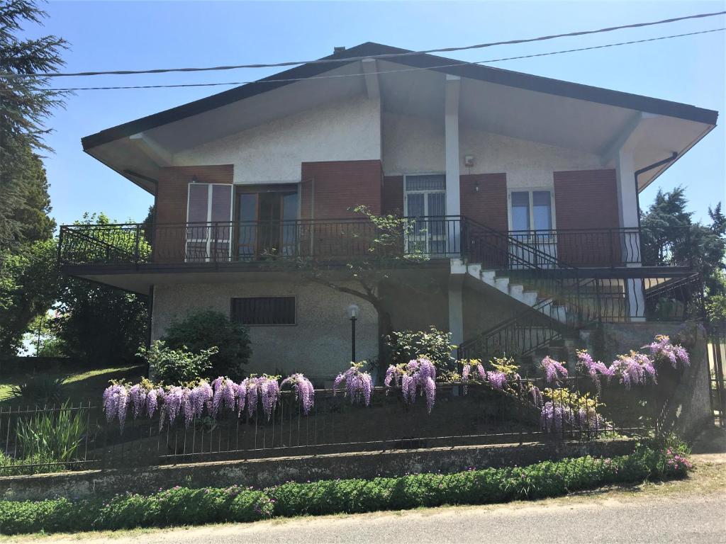 een huis met een bos bloemen ervoor bij Villa Zene in Montù Beccaria