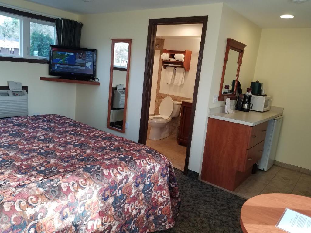 Letto o letti in una camera di Black Hawk Motel & Suites