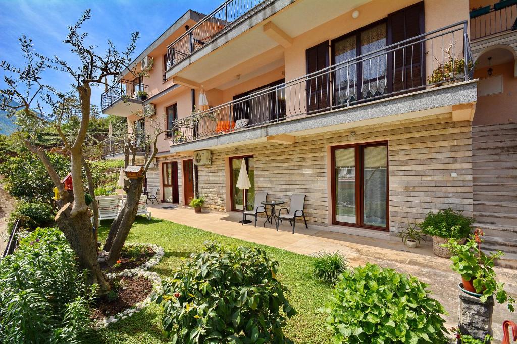 Apartments Andrija - Apartment With Mountain View