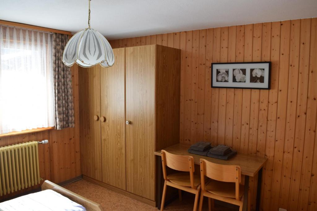 ein Esszimmer mit einem Holztisch und Stühlen in der Unterkunft Chalet Moos in Randa