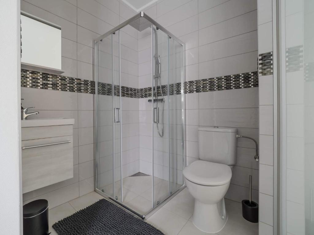Koupelna v ubytování EXECUTIVE DOUBLE ROOM WITH EN-SUITE in GUEST HOUSE RUE TREVIRES R3