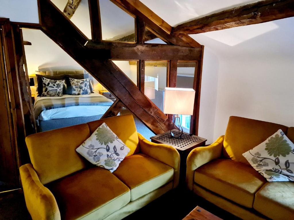 ein Wohnzimmer mit einem Sofa und einem Bett in der Unterkunft Ty Morgan's in Rhayader