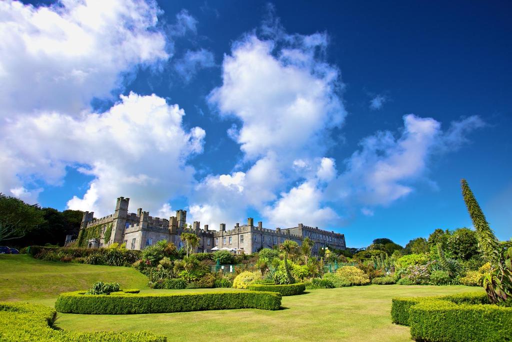 een kasteel op een heuvel met struiken en bomen bij Tregenna Castle Resort in St Ives