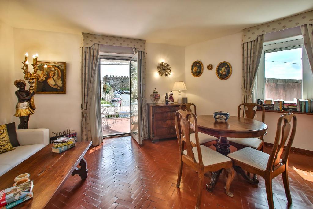 タオルミーナにあるBadia Vecchia Apartmentのリビングルーム(テーブル、ソファ付)