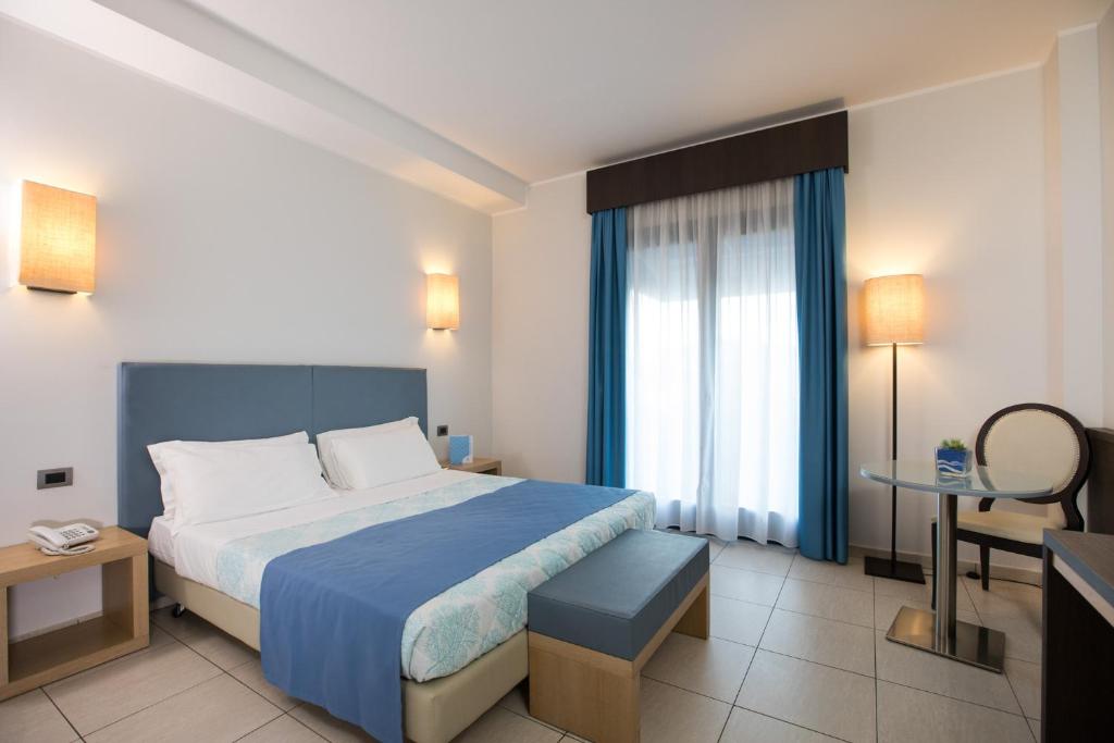 Postel nebo postele na pokoji v ubytování Lu' Hotel Carbonia