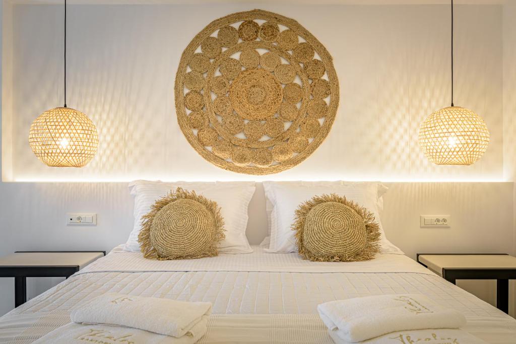 Uma cama ou camas num quarto em Thealos Santorini