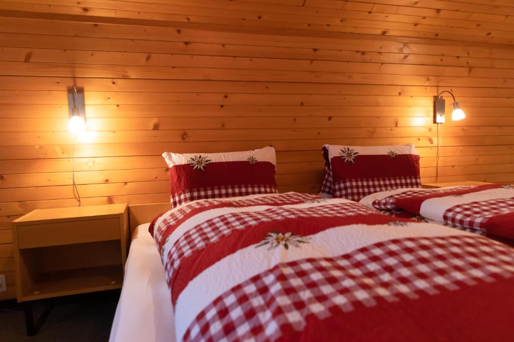 Postel nebo postele na pokoji v ubytování Apartments Saasunia
