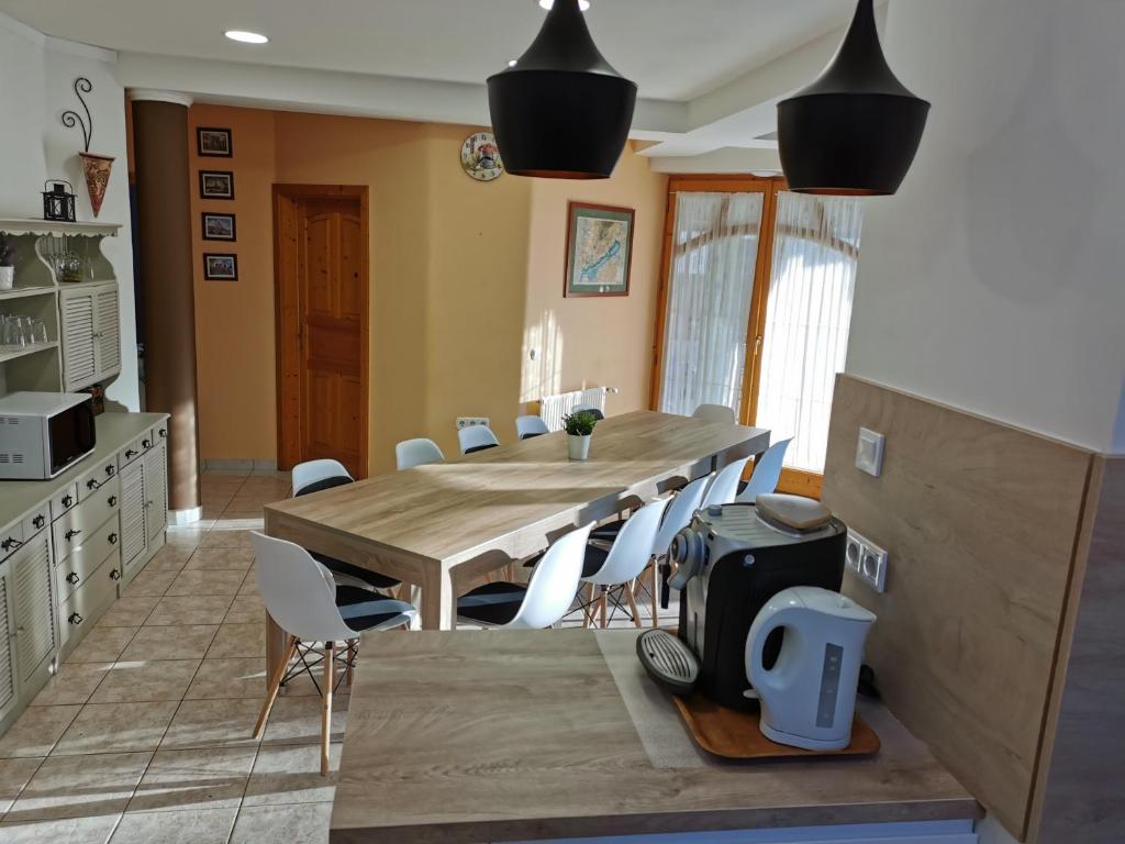 Kuchyňa alebo kuchynka v ubytovaní House4U
