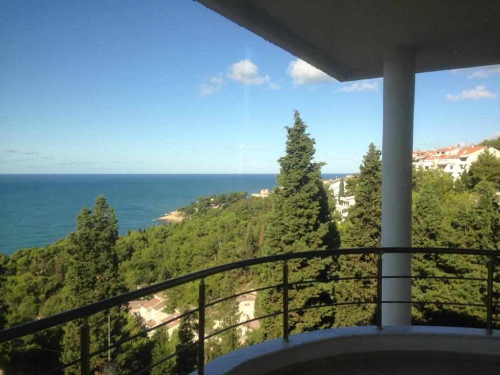 vistas al océano desde el balcón de una casa en Apartments Rozela en Ulcinj