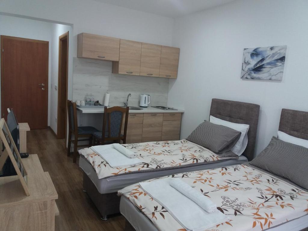Tempat tidur dalam kamar di Apartments Karić Aerodrom Tuzla