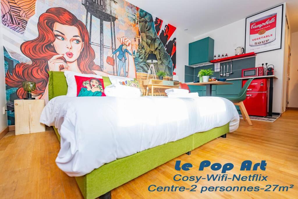 - une chambre avec un grand lit orné d'une peinture murale dans l'établissement Le Pop Art - Topbnb Dijon, à Dijon