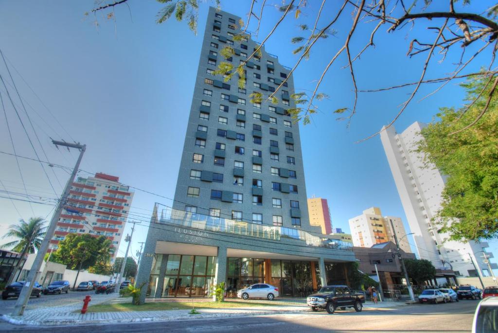 a tall building in the middle of a city at Ilusion Flat -Natal in Natal