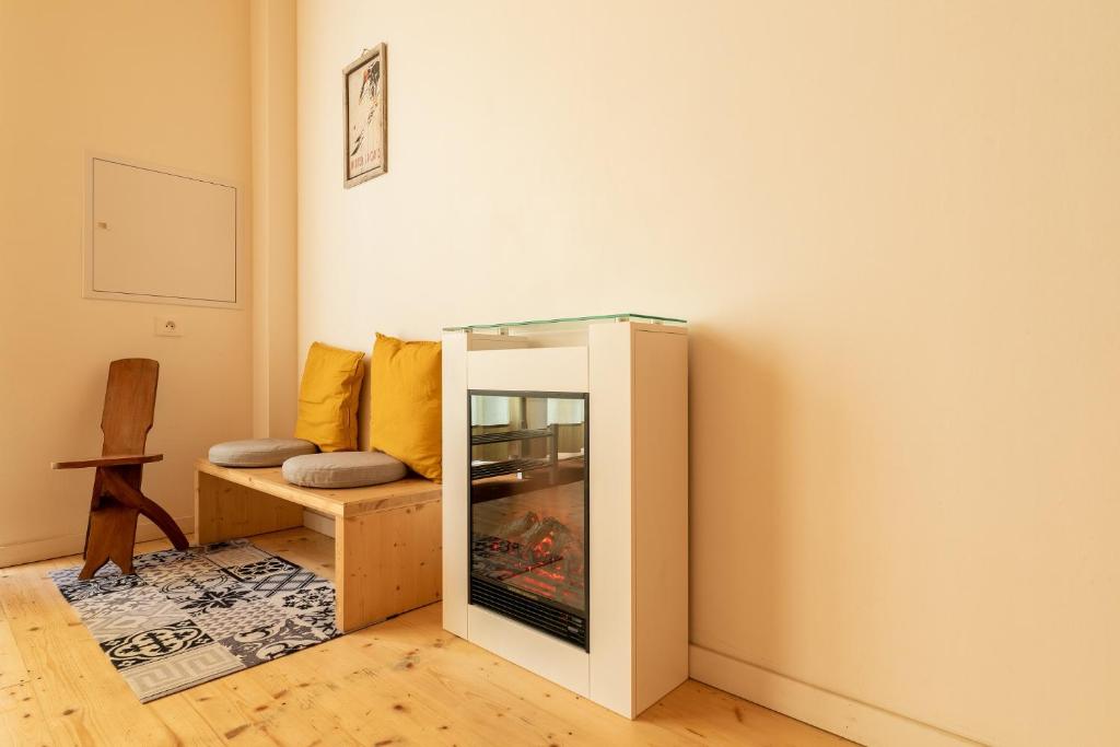 ein Wohnzimmer mit einem Glasschrank und einem Sofa in der Unterkunft Loft Coco in Luchon