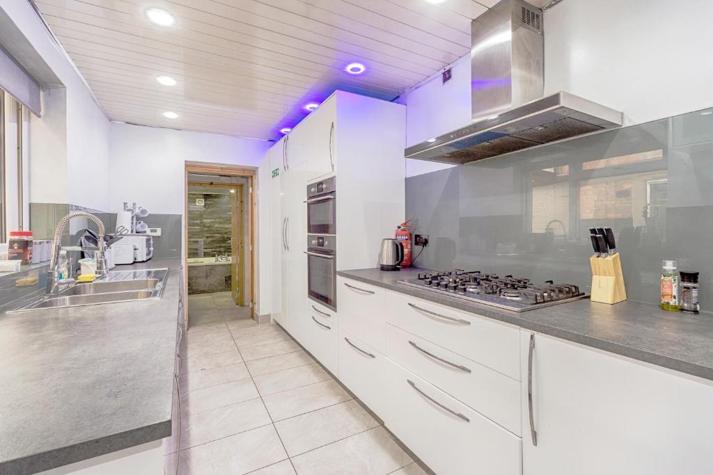 Luxury 4 bed house with Jacuzzi, we take deposits