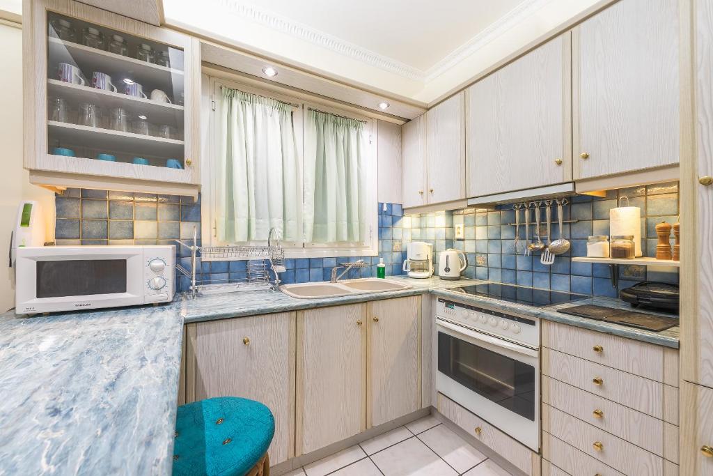 Kuchyň nebo kuchyňský kout v ubytování Amazing Apartment Pallini - Near Airport & Metro
