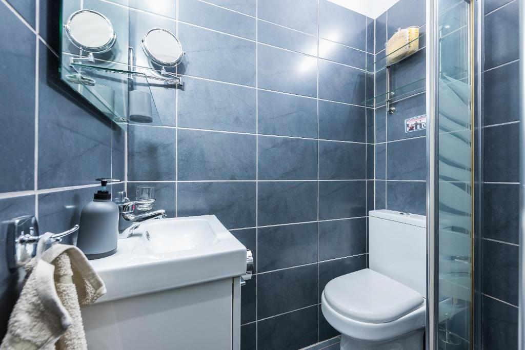 Koupelna v ubytování Amazing Apartment Pallini - Near Airport & Metro
