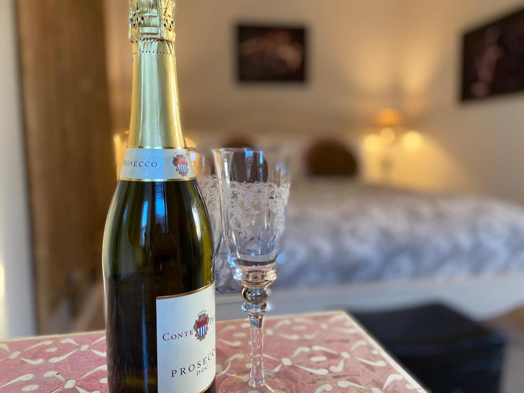 No 22 في بارنستابل: زجاجة من النبيذ وكأس من النبيذ على الطاولة
