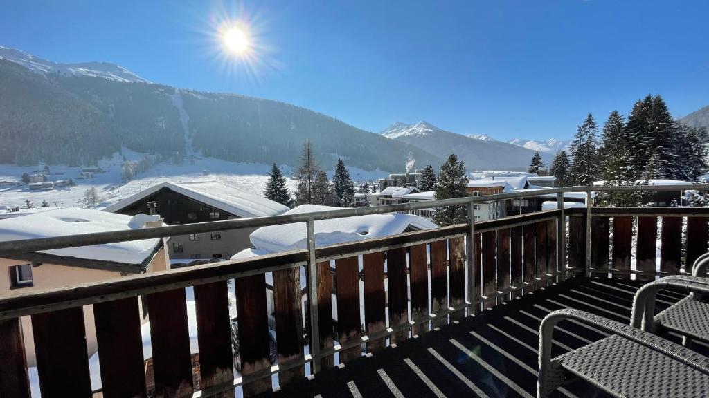 einen Balkon mit Blick auf einen schneebedeckten Berg in der Unterkunft Alberti 5 in Davos