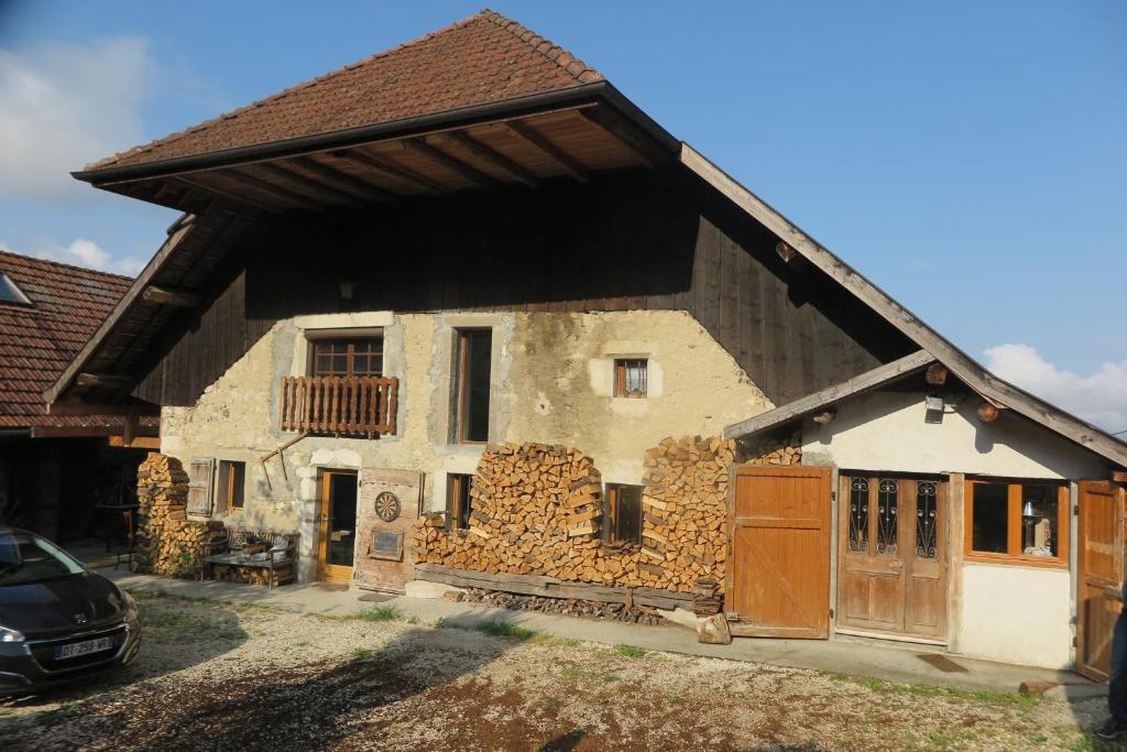 een groot stenen huis met een houten dak bij Chalet Alpin in Saint-Offenge-Dessous