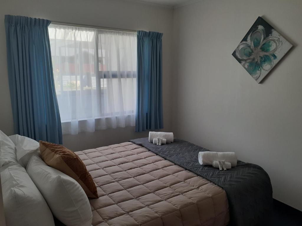 Postel nebo postele na pokoji v ubytování Golden Bay Motel
