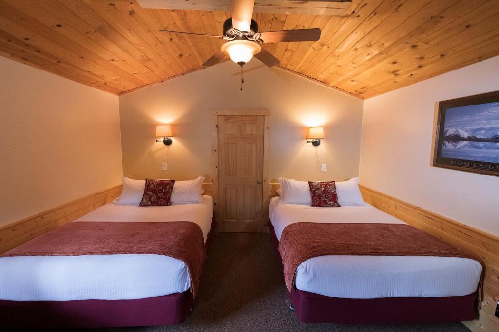 Postel nebo postele na pokoji v ubytování McKinley Creekside Cabins