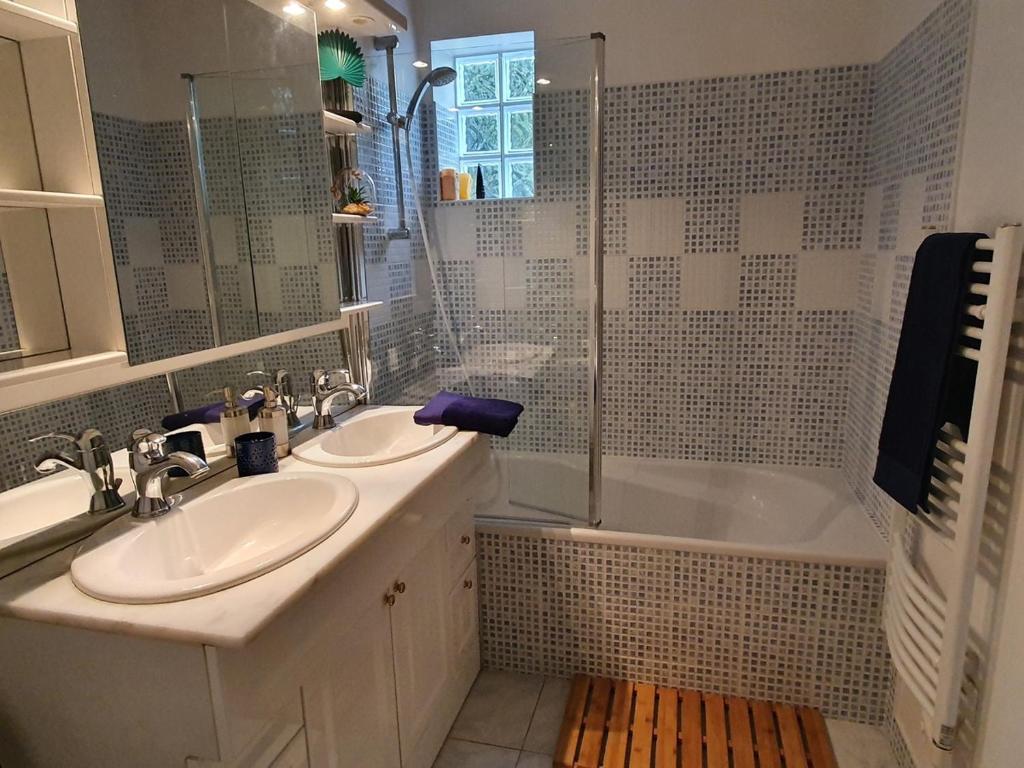 LA MARINA-Center-Parking-StationtoParis - Double Room