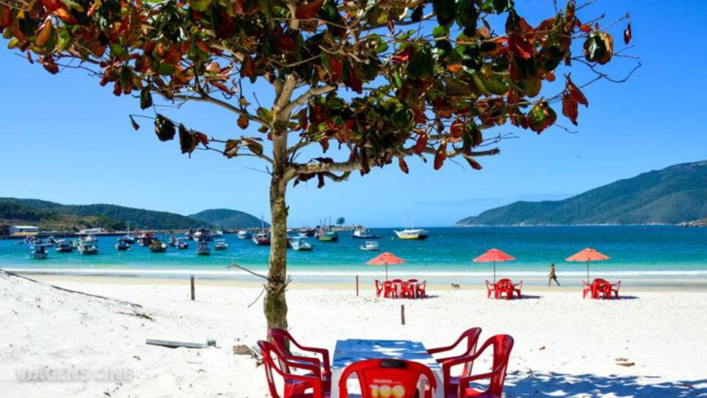  Casa plana com 4 quartos e piscina em Arraial do Cabo