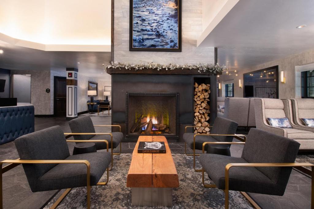 Posezení v ubytování Gravity Haus Vail