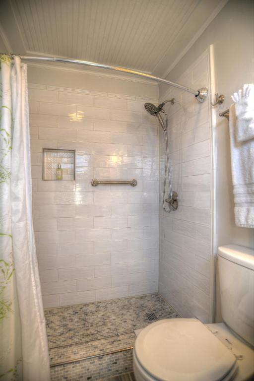 Blue Mountain Mist Country Inn photo