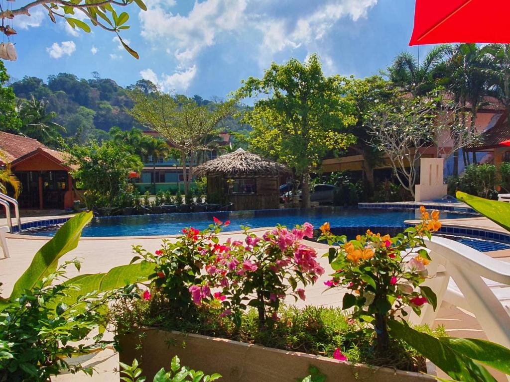 Bazén v ubytování Boonya Resort Koh Chang nebo v jeho okolí