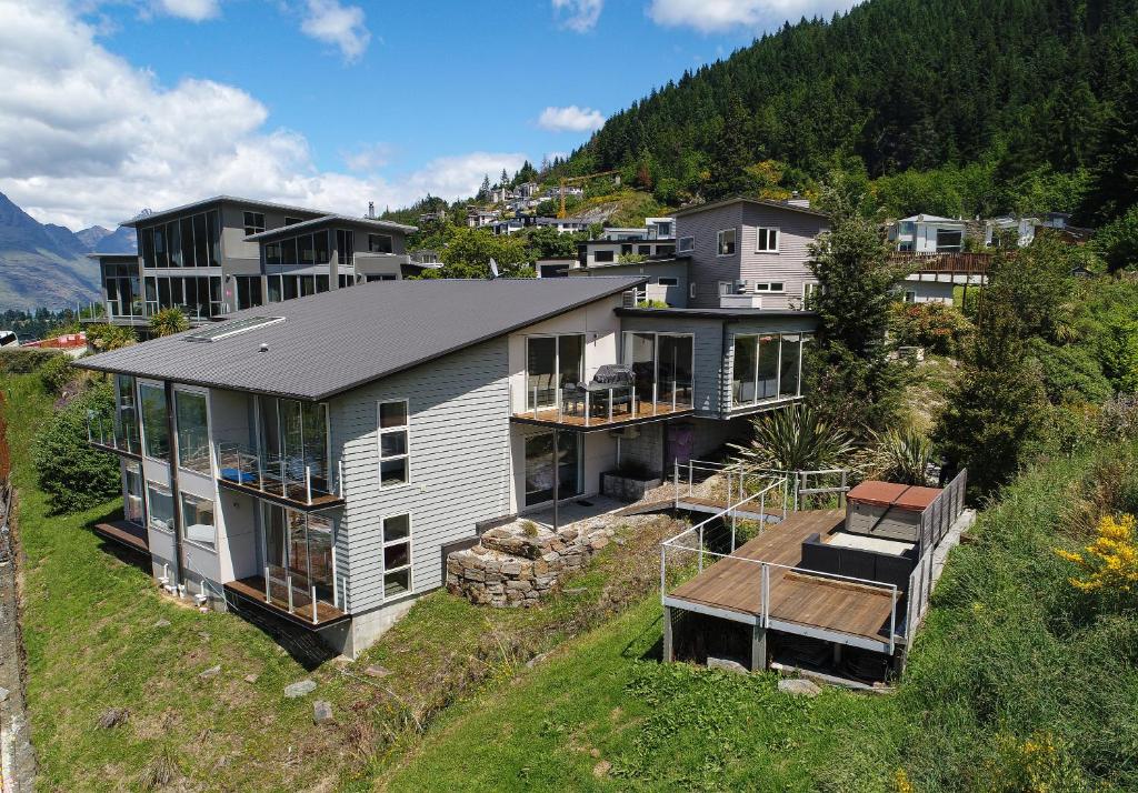 Highview Retreat - Seven-Bedroom House