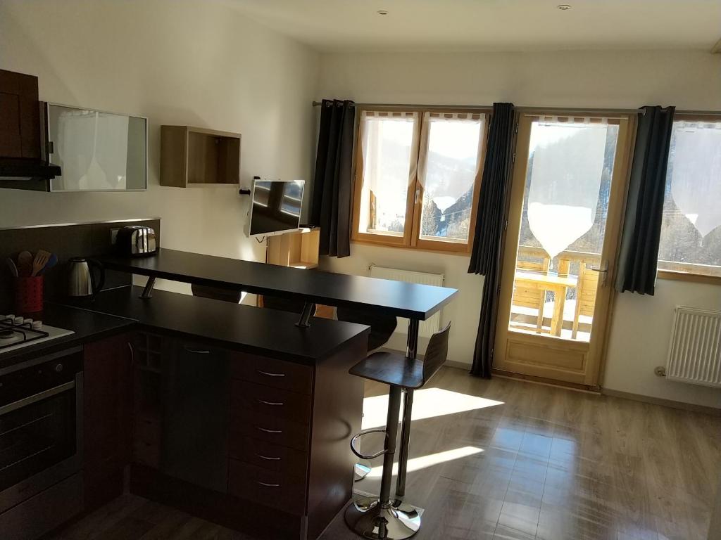 A kitchen or kitchenette at les Balcons de l'Izoard - la Marmotte