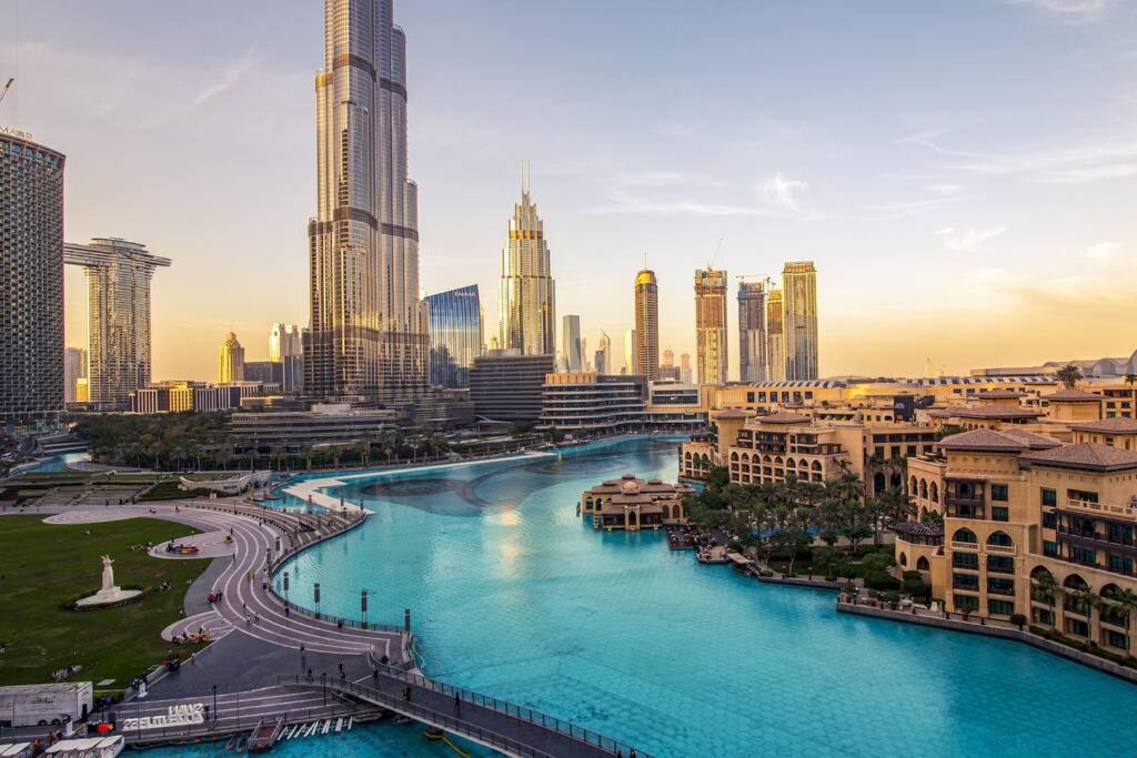 杜拜的住宿－FIRST CLASS 3BR with full BURJ KHALIFA VIEW，城市中一条有高楼的小河