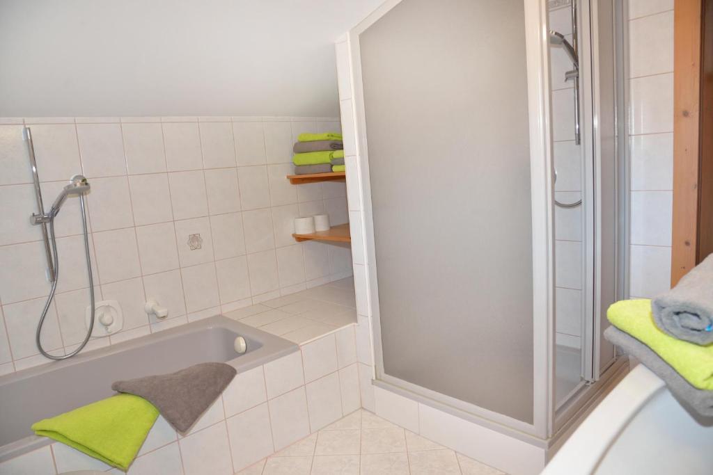 A bathroom at Klausnerhof
